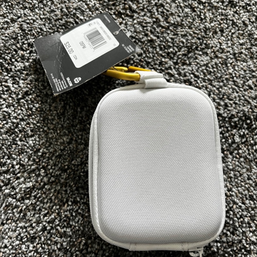 Brand new with tags Under Armour micro case - Picture 2 of 3